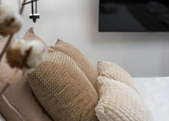 Amber Bay - Homfi Collection